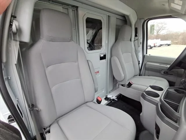 2025 Ford E-Series Cutaway Base - Photo 9
