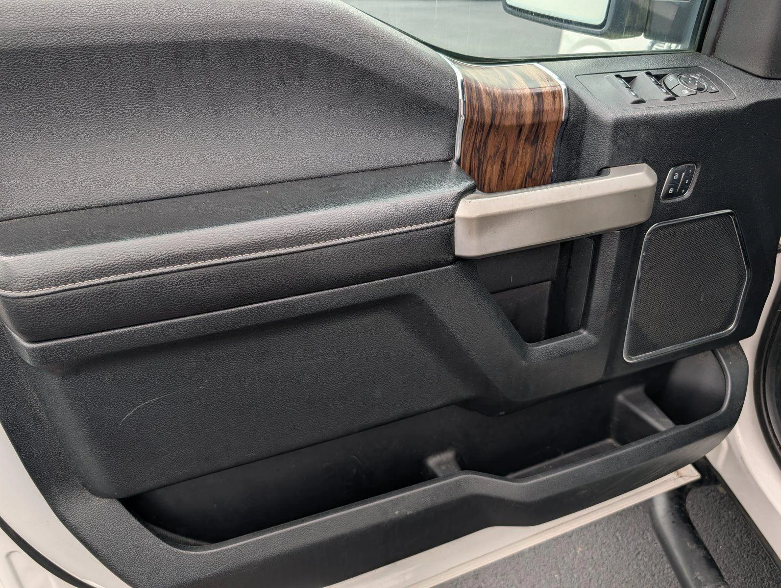Used 2018 White Platinum Metallic Tri-Coat Ford LARIAT image 15