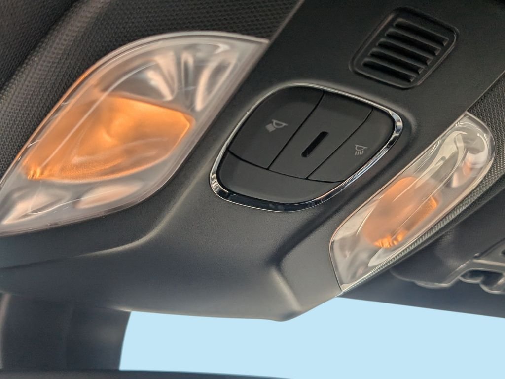 Used 2025 White Jeep Latitude image 28