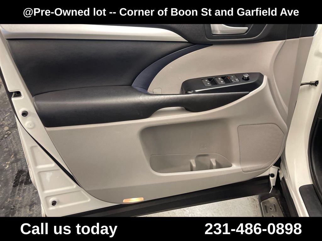 Used 2017 White Toyota XLE image 15