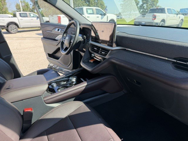 Used 2025 Black Metallic Ford Platinum image 38