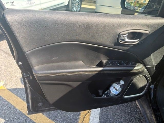 Used 2020 Diamond Black Crystal Pearlcoat Jeep Latitude w/Sun/Safety Pkg image 10