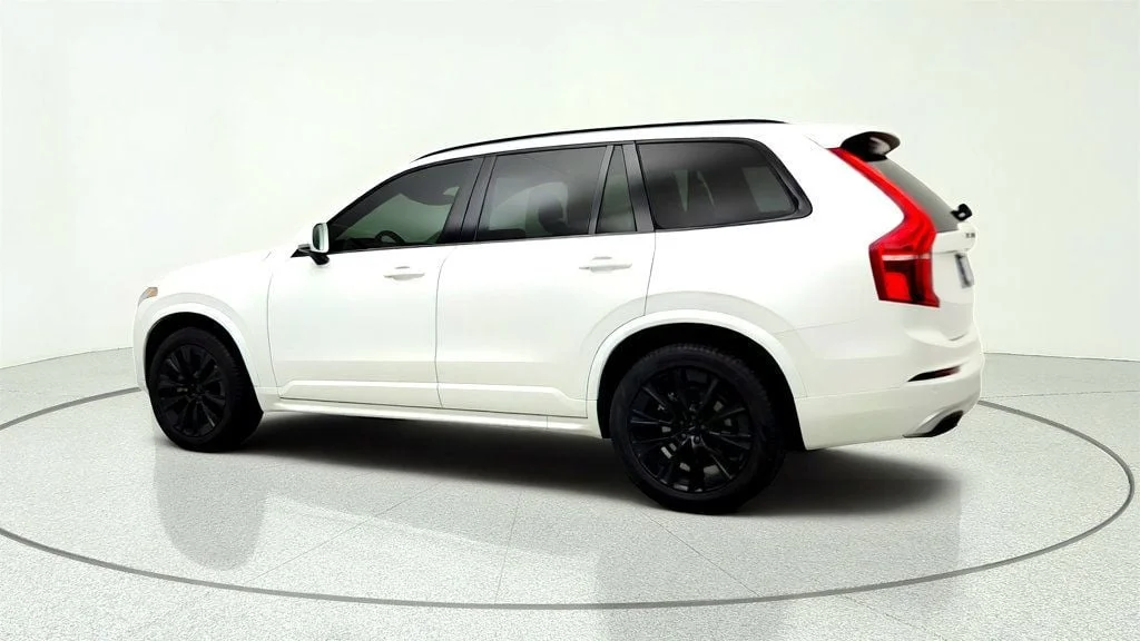 Used 2021 Crystal White Metallic Volvo T6 AWD Momentum 7-Seater w/ 20’’  5-Multi Spoke Alloy Wheels image 7