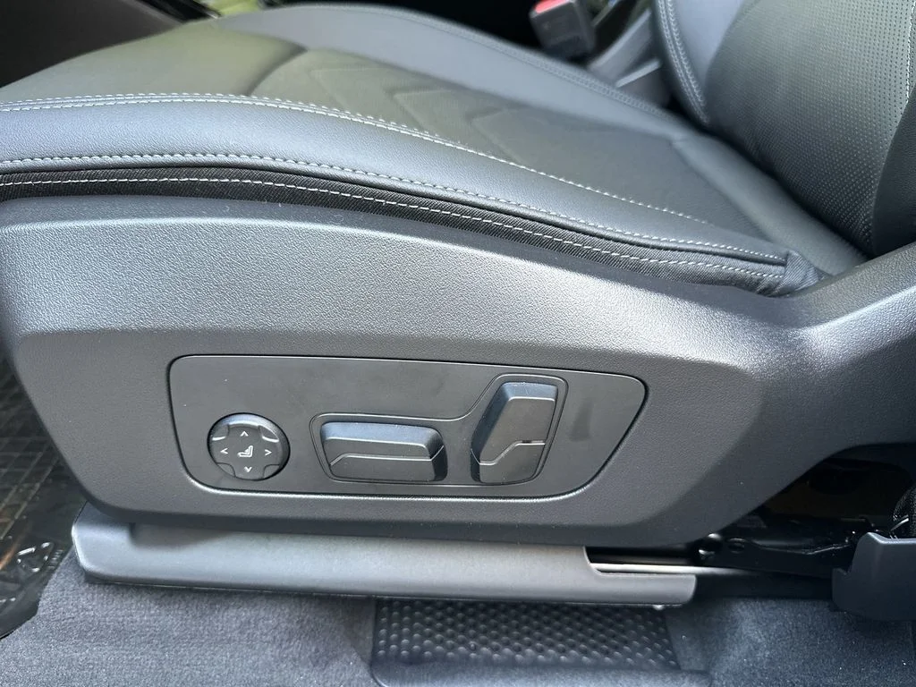 Used 2026 White BMW xDrive28i image 16