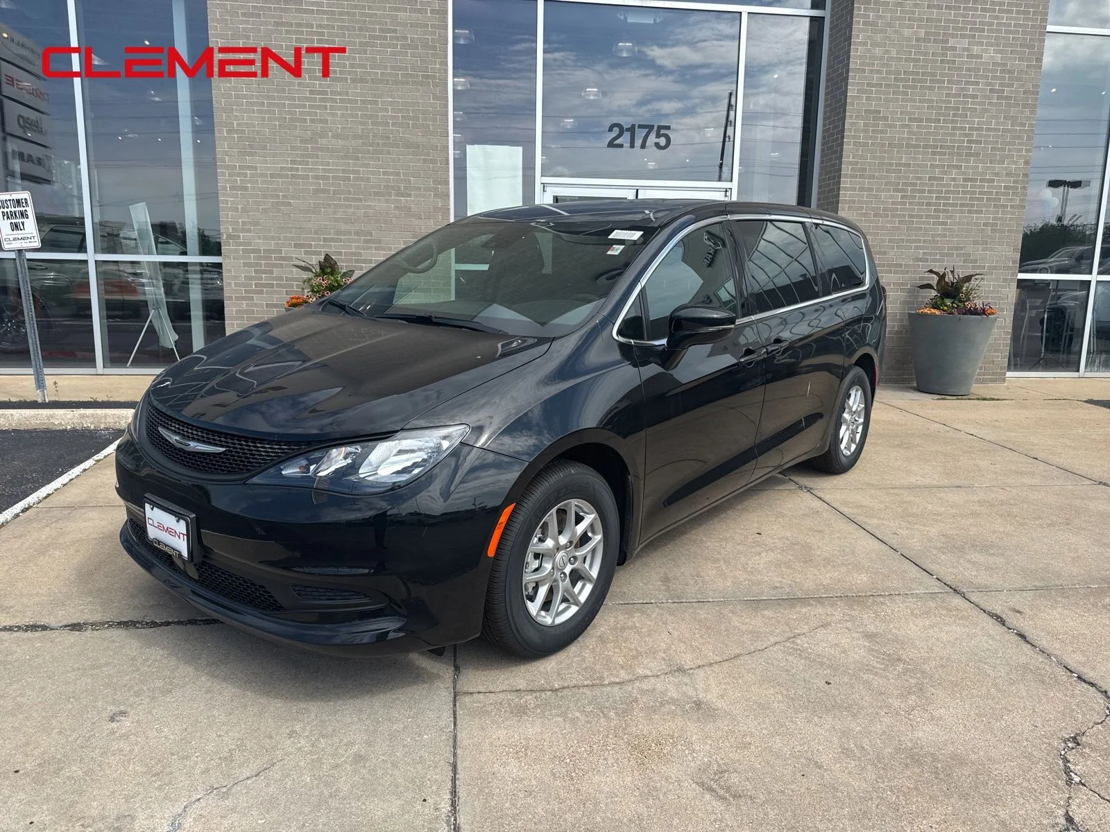 New 2026 Diamond Black Crystal Pearl-Coat Exterior Paint Chrysler LX image 2