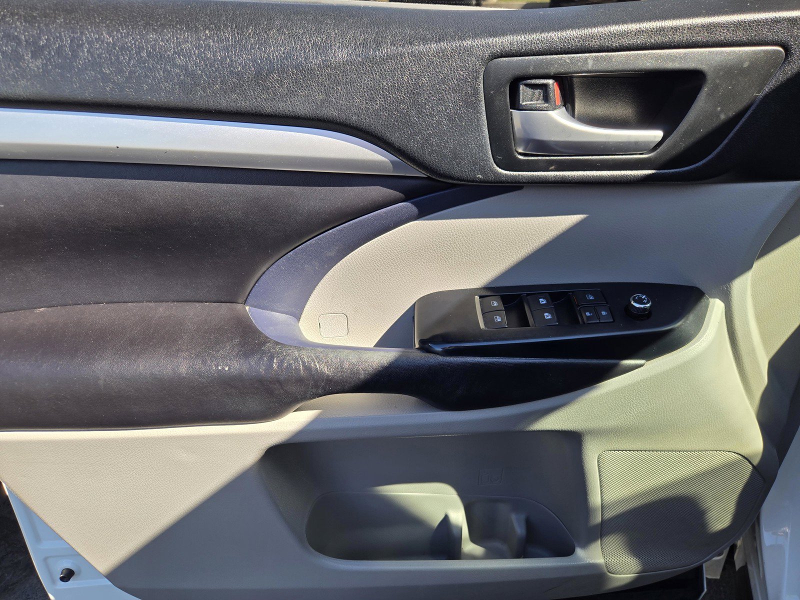 Used 2016 White Toyota XLE image 16