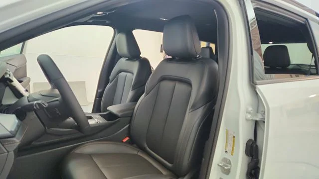 New 2026 Bright White Clear-Coat Exterior Paint Jeep Limited image 16
