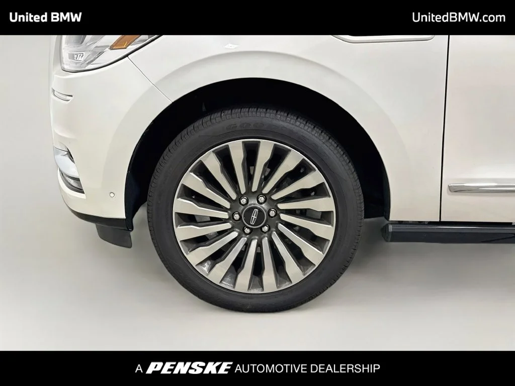 Used 2019 White Platinum Clearcoat Metallic Lincoln Reserve image 9