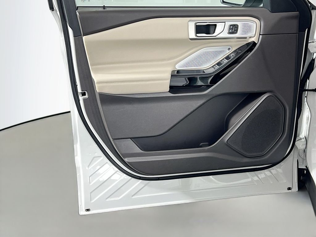 Used 2023 Star White Metallic Tri-Coat Ford Platinum image 18