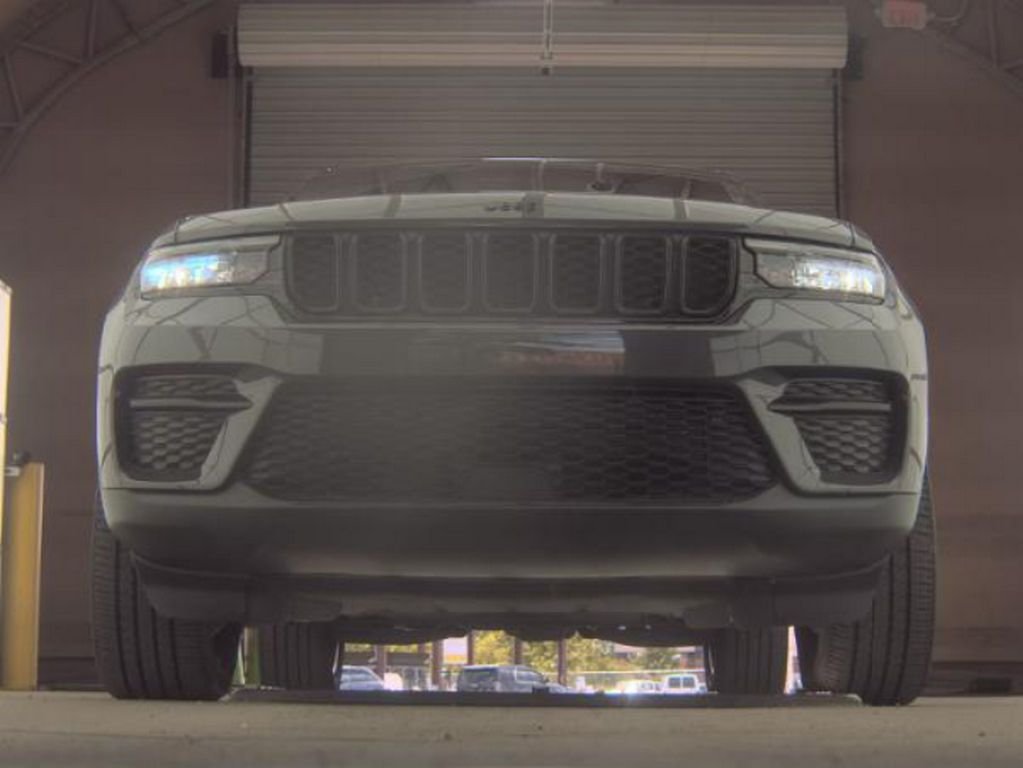 Used 2024 Gray Jeep Altitude X image 3