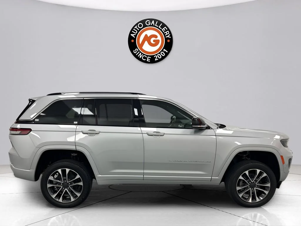Used 2022 Silver Jeep Overland 4xe image 8