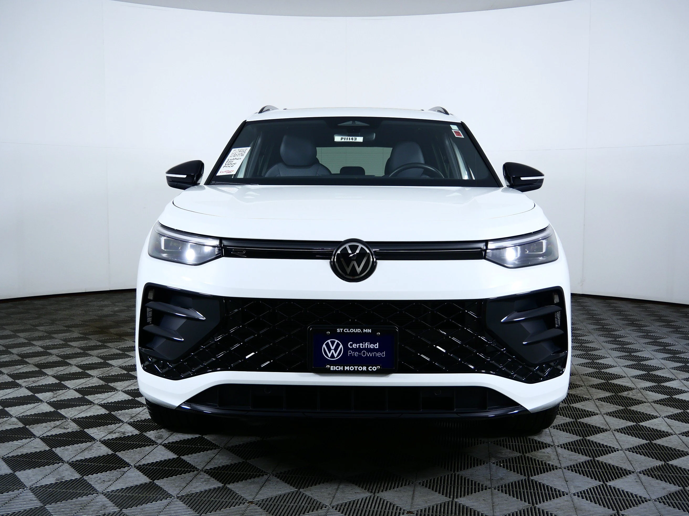 Certified Used 2025 OPAL WHITE PEAR Volkswagen SE R-Line Black image 2