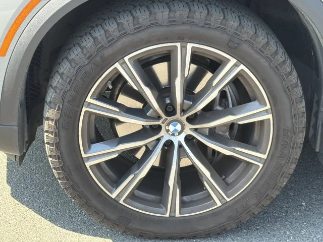 Used 2025  BMW xDrive40i image 8