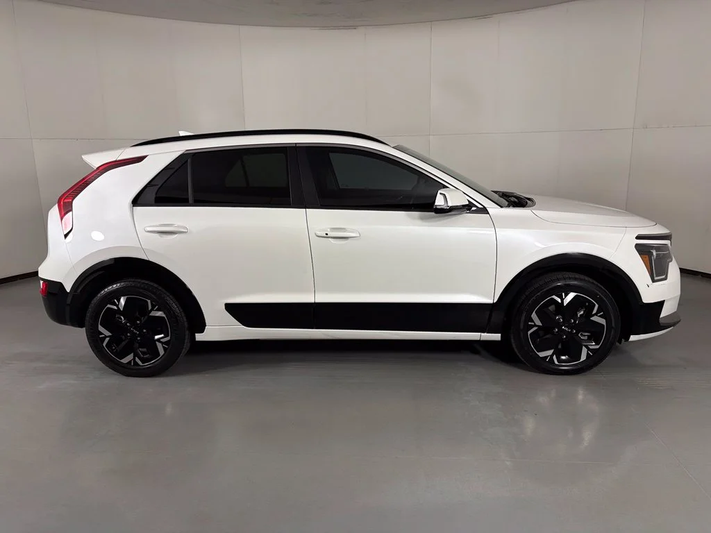 Used 2023 White Kia Wind image 9
