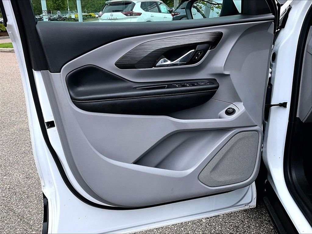 Used 2023 White GMC SLE image 9