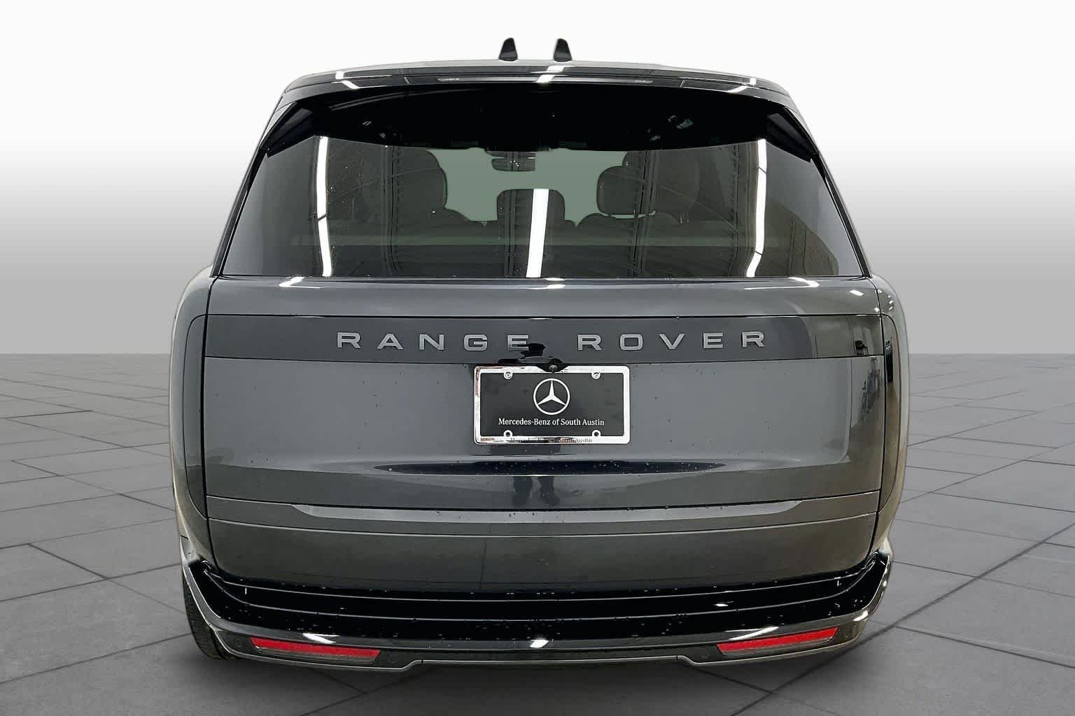 Used 2025 Carpathian Grey Premium Metallic Land Rover SE image 5