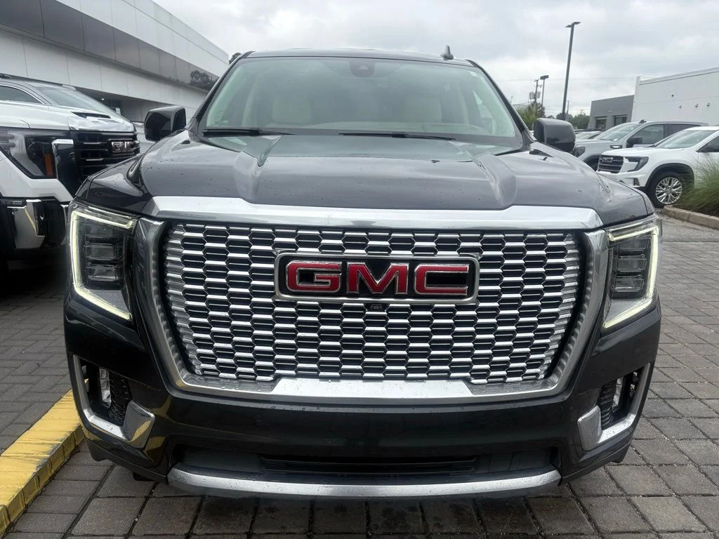 Used 2022 Hunter Green GMC Denali image 4