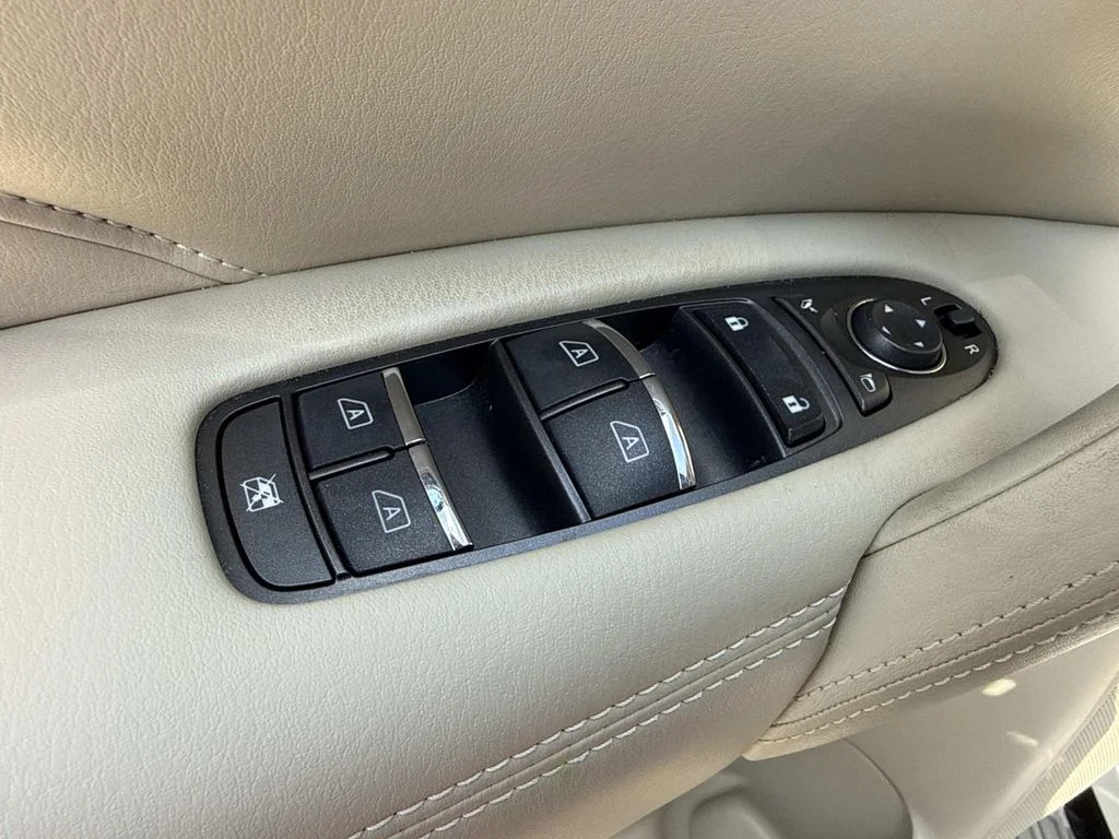Used 2022 White INFINITI LUXE image 25