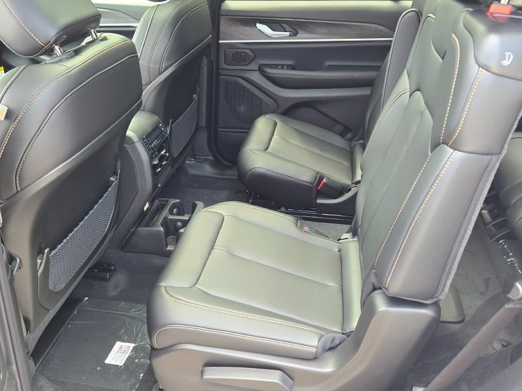New 2026 Bright White Clear-Coat Exterior Paint Jeep  image 18