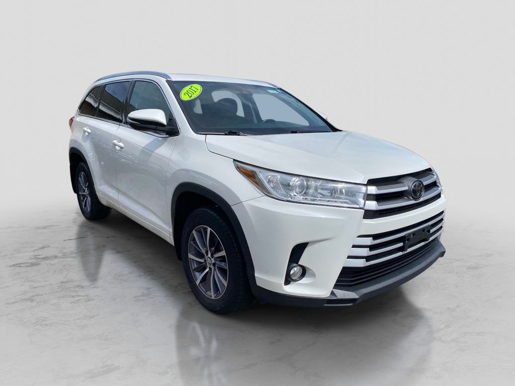 Used 2017 White Toyota XLE image 10