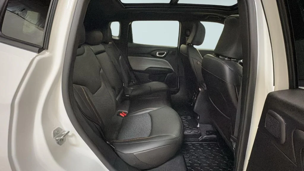 New 2026 Bright White Clearcoat Jeep Latitude image 14