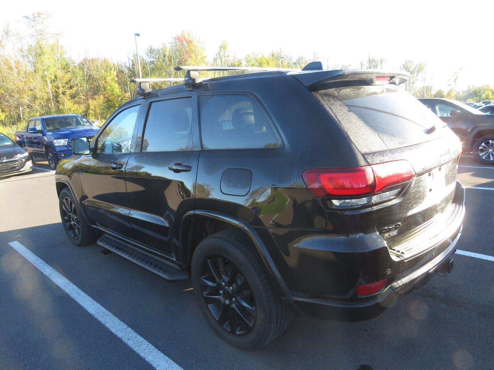Used 2019 Diamond Black Crystal Pearlcoat Jeep Altitude image 10