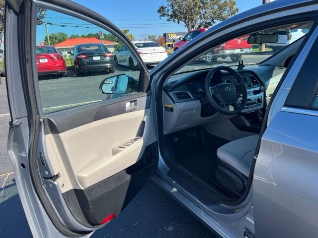 Used 2017 Gray Hyundai Base image 4