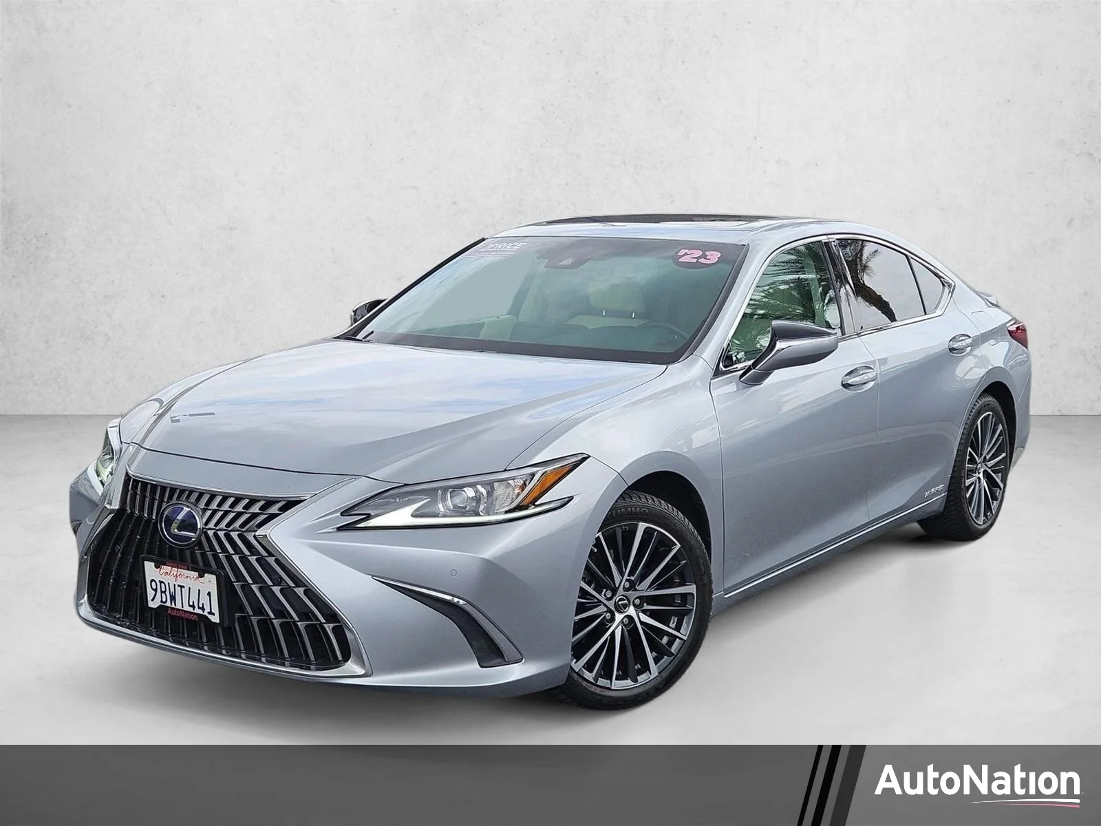 2022 Lexus ES 300h 300h's photo