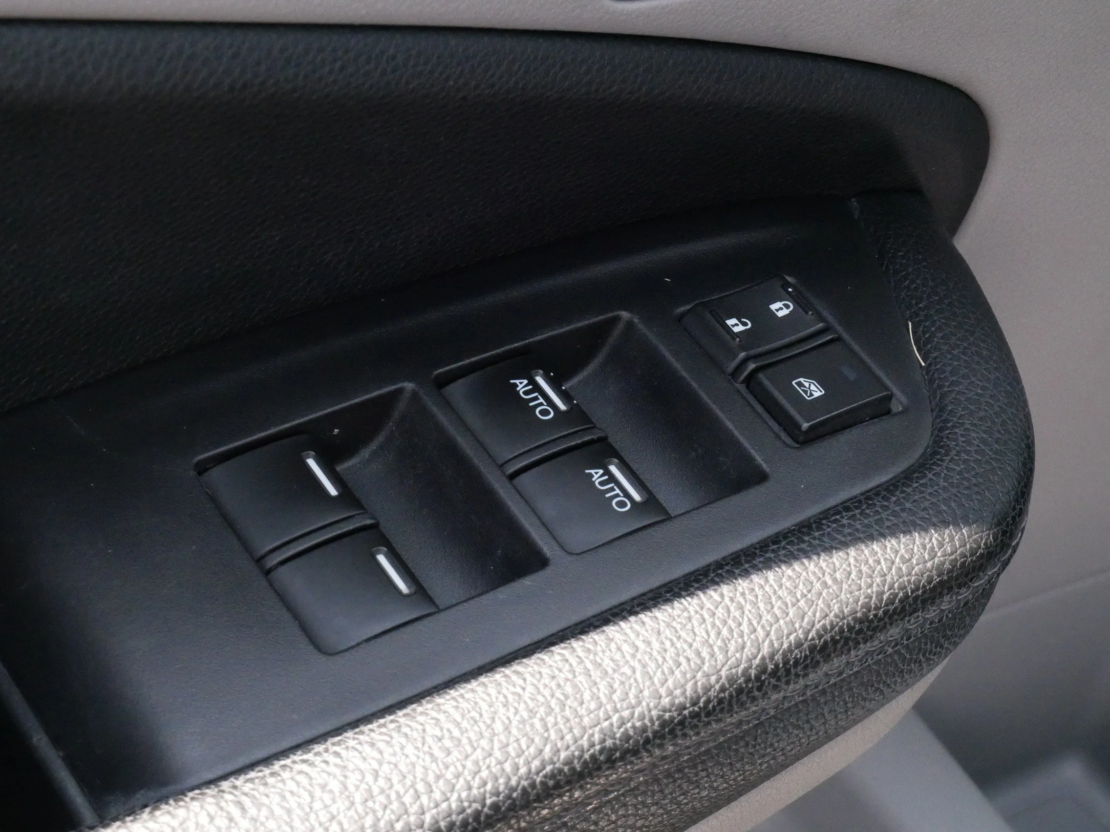 Used 2018 Lunar Silver Metallic Honda RTL image 19