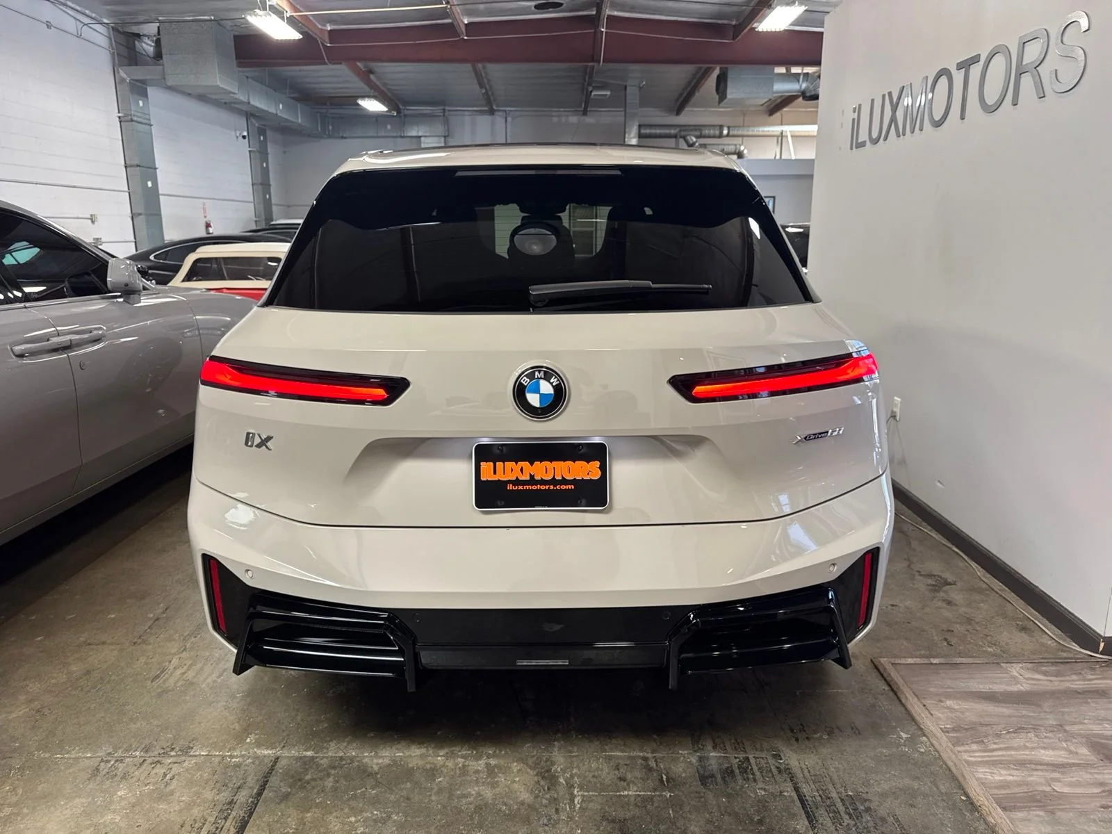 Used 2026 Beige BMW xDrive60 image 8