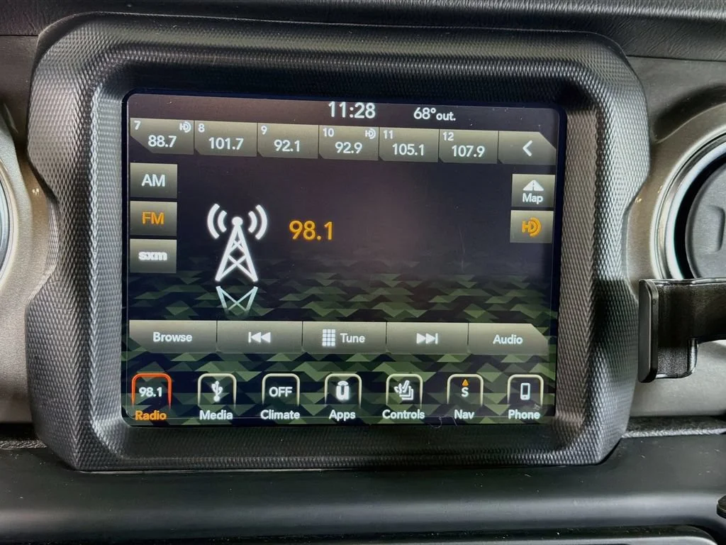 Used 2019 Granite Crystal Jeep Sahara image 15