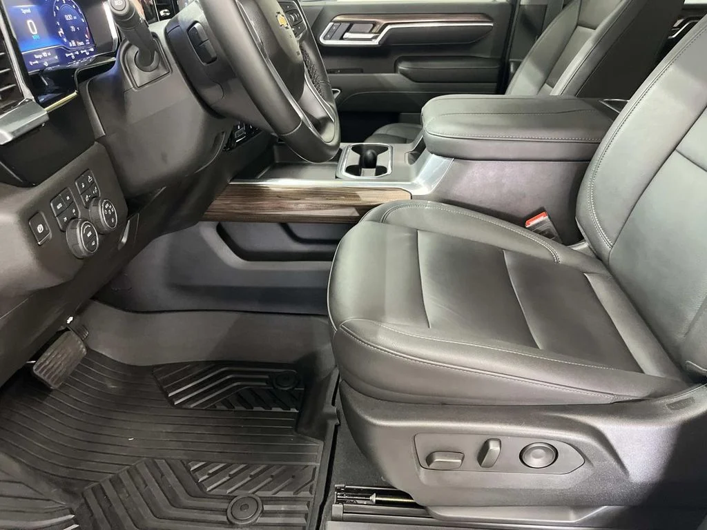 Used 2025 Summit White Chevrolet LT image 12