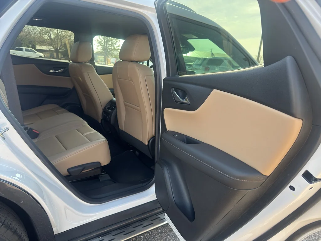 Used 2025 Iridescent Pearl Tricoat Chevrolet Premier image 16