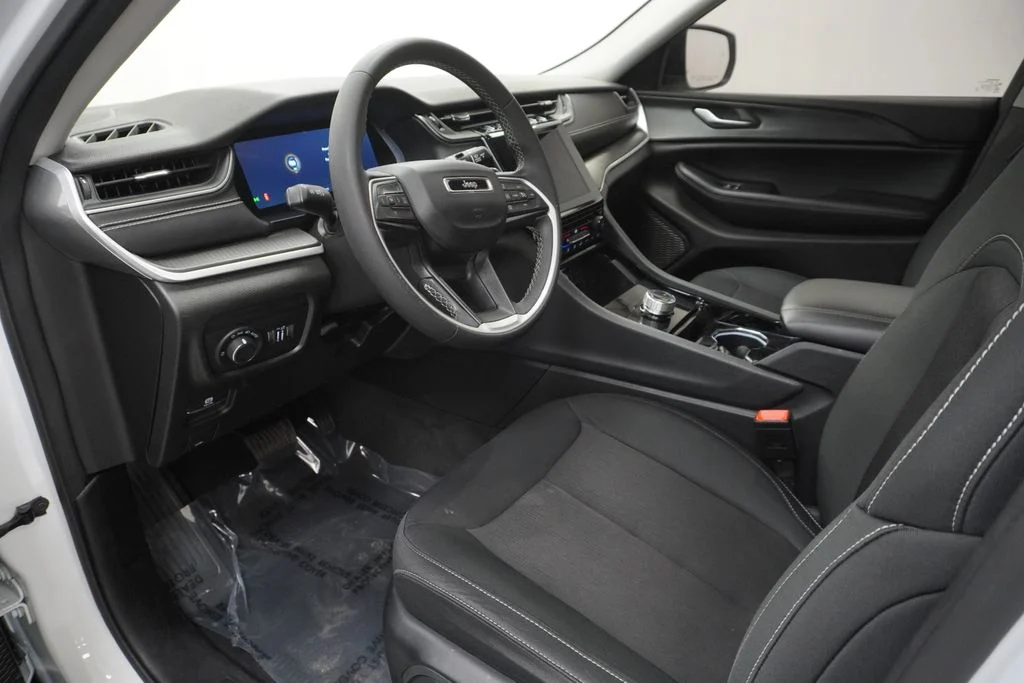 Used 2023 White/off-white Jeep Laredo image 18