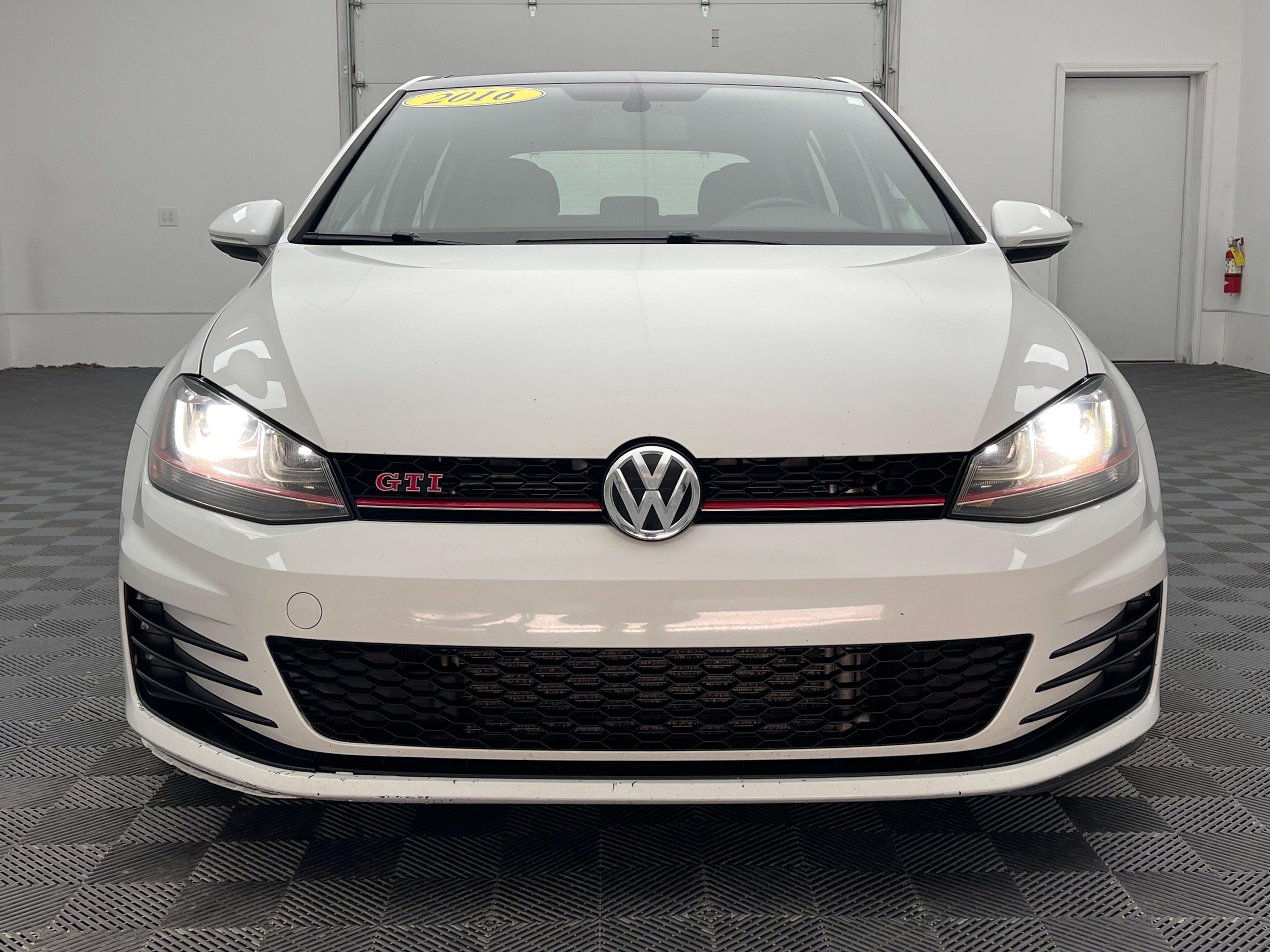 Used 2016 Pure White Volkswagen Autobahn image 13