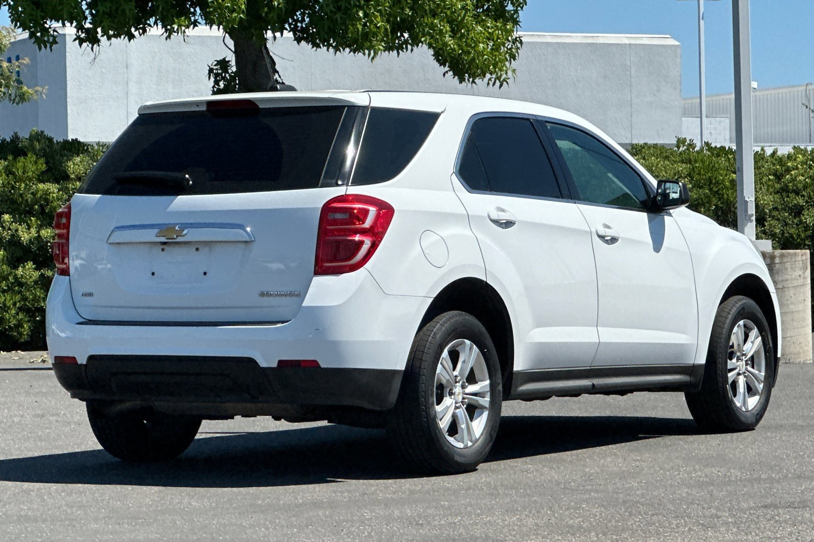 Used 2016 Summit White Chevrolet LS image 4