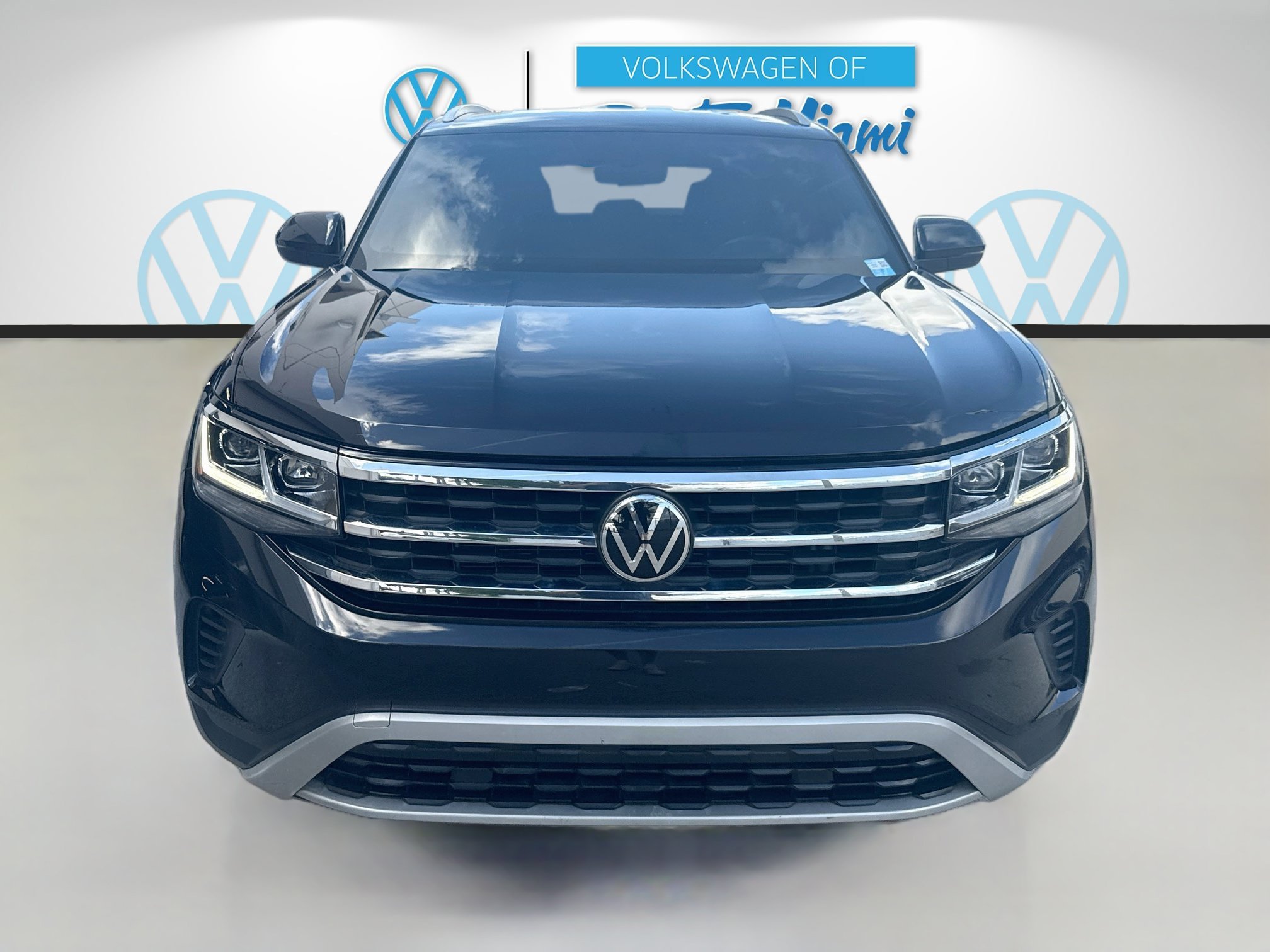 Certified Used 2022 Deep Black Volkswagen 2.0T SE image 2
