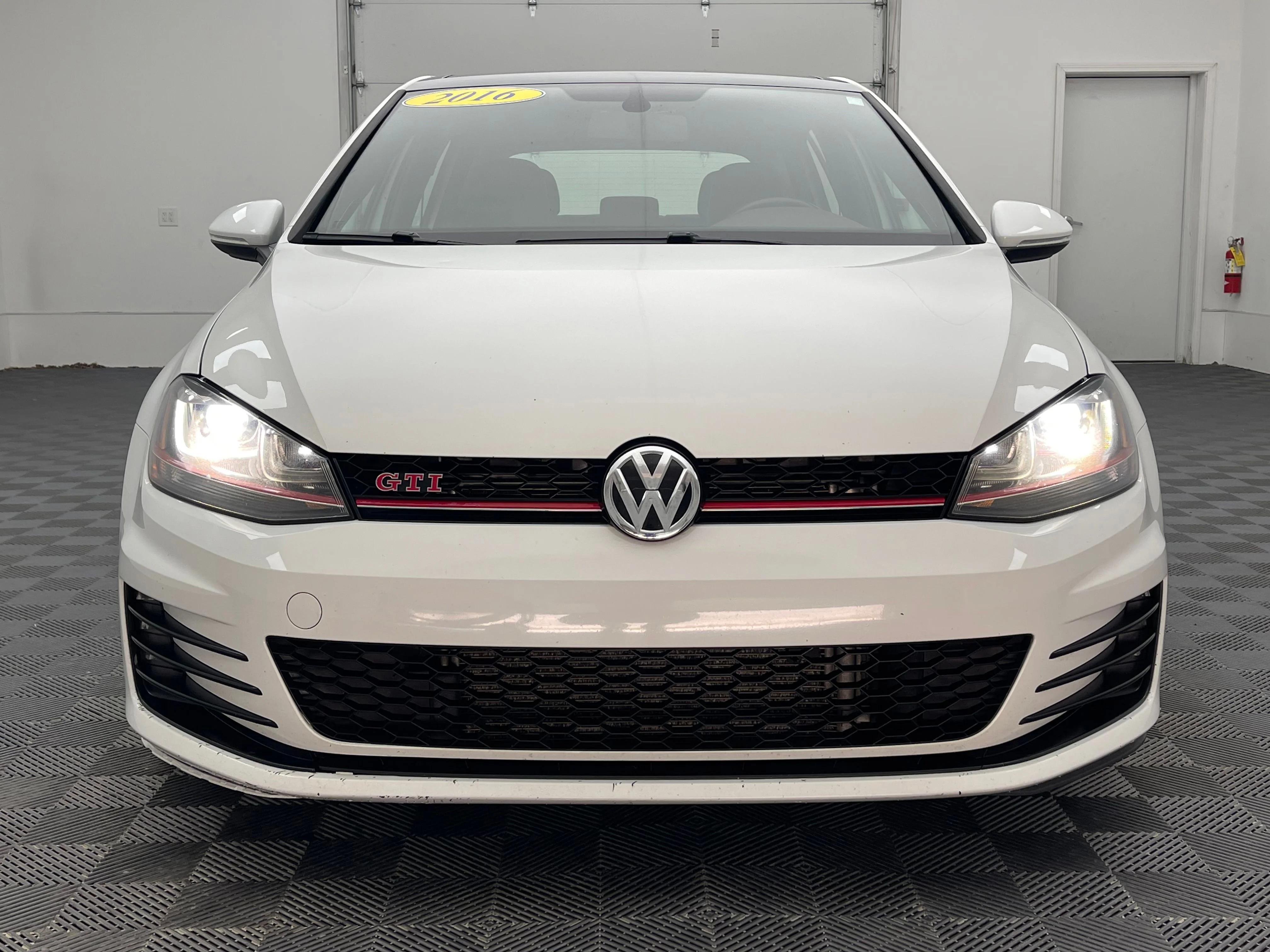 Used 2016 Pure White Volkswagen Autobahn image 13