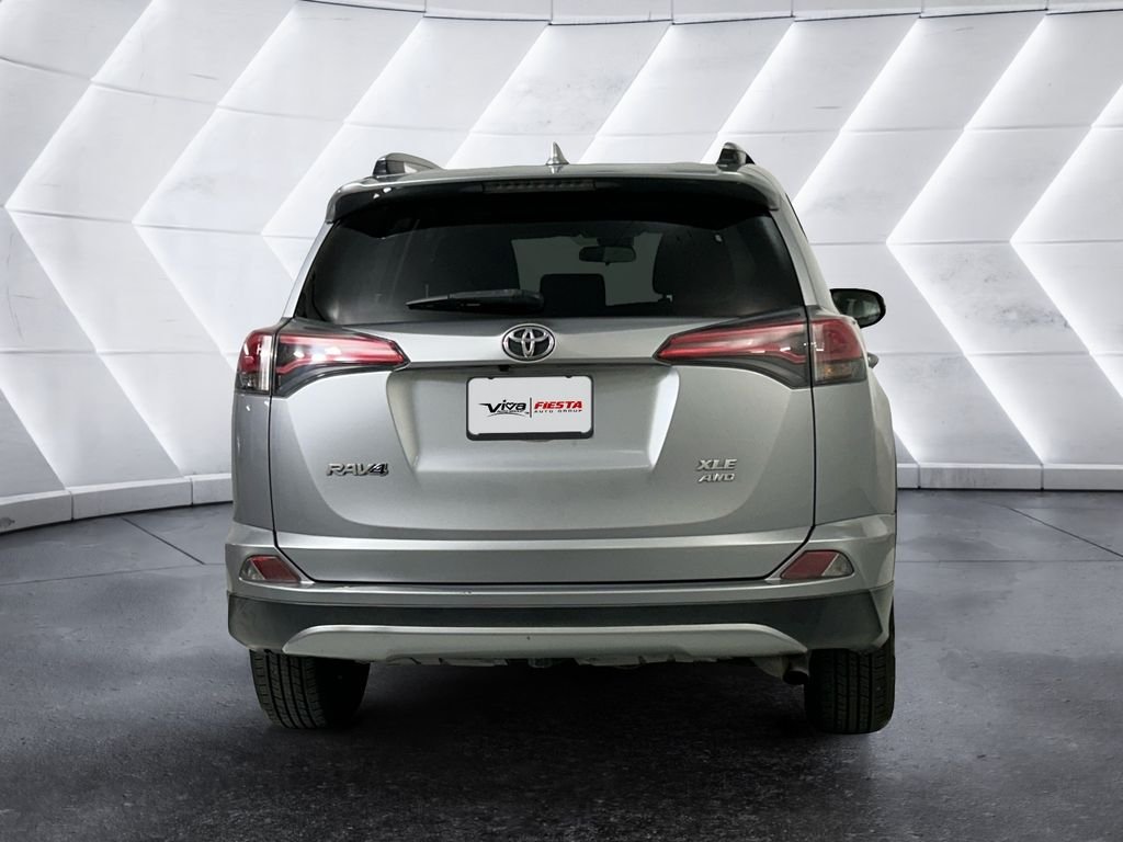 Used 2018 Silver Toyota XLE image 5