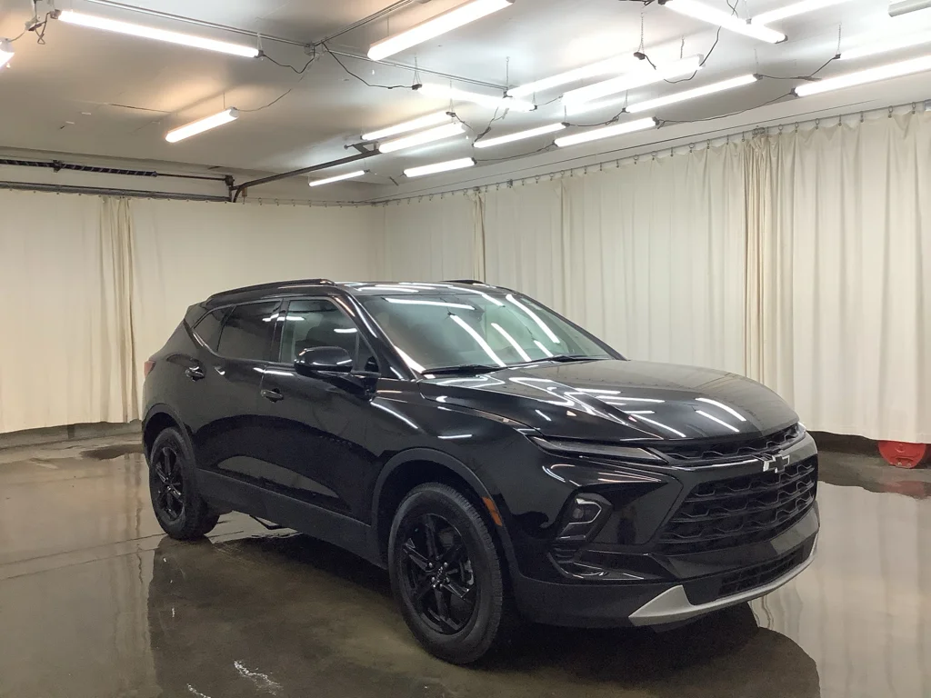 Used 2023 BLACK Chevrolet LT image 4
