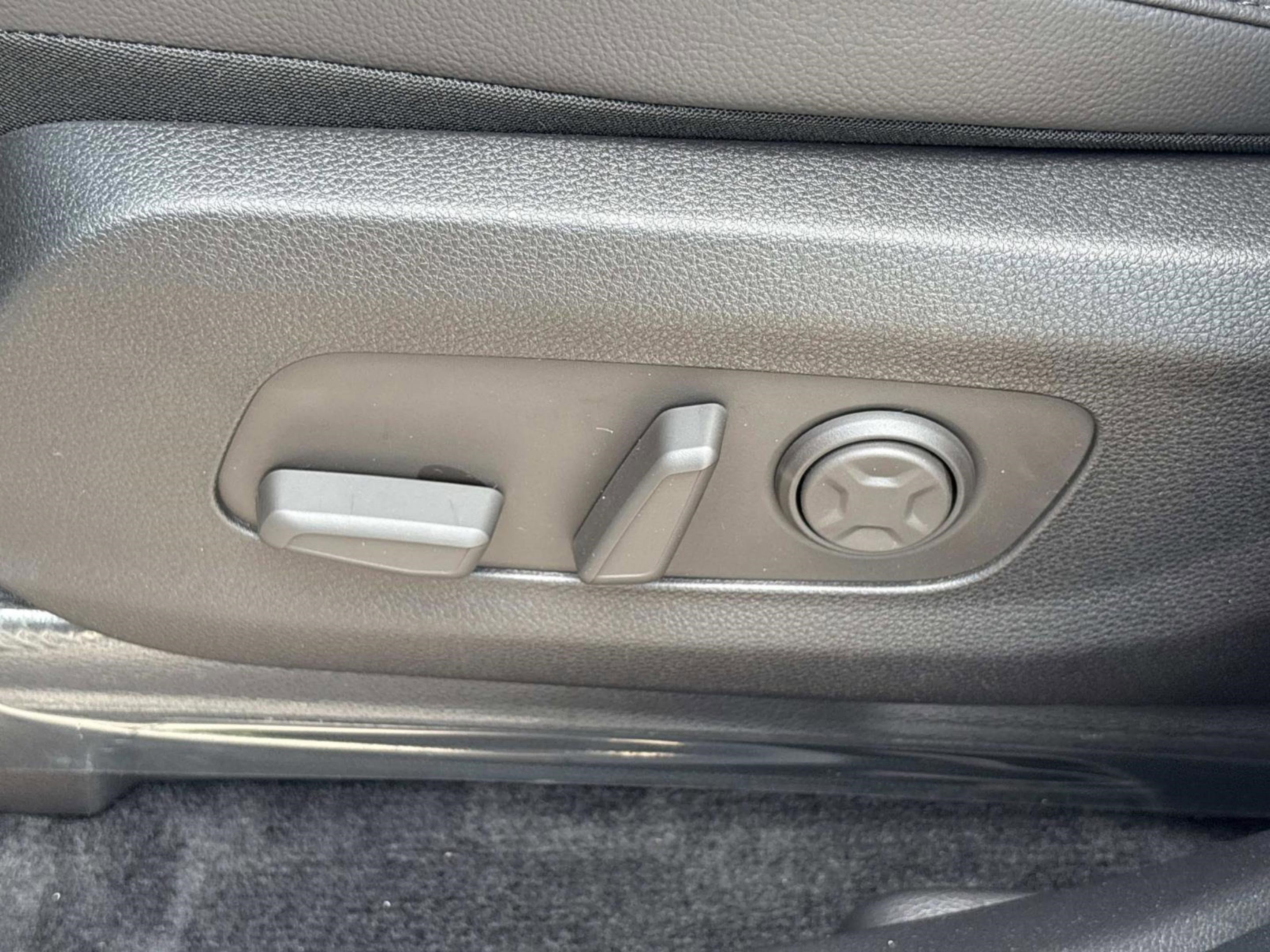 New 2026 Ceramic Silver Kia SX Prestige image 19