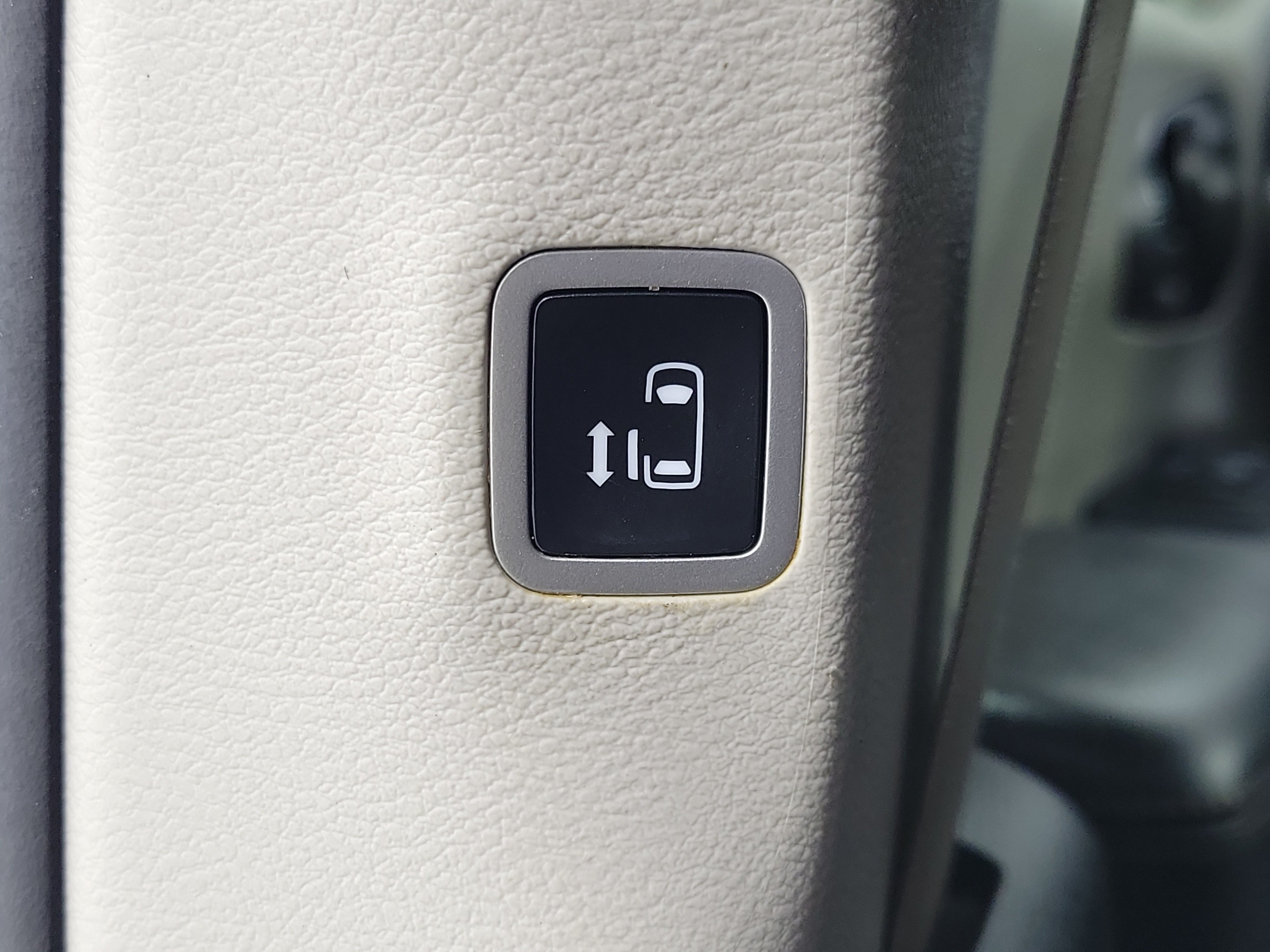 Used 2019 Bright White Clearcoat Chrysler Touring L image 12