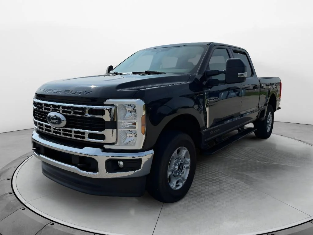 Used 2025 Agate Black Metallic Ford XLT image 1