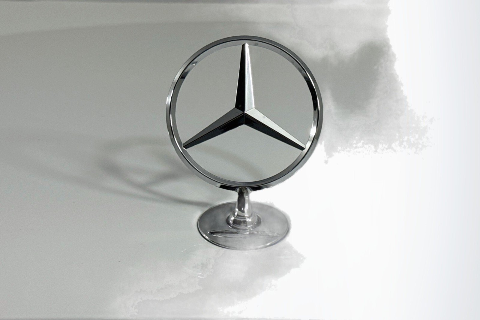 New 2026 MANUFAKTUR Moonlight White Metal Mercedes-Benz S 580e 4MATIC® Sedan image 13