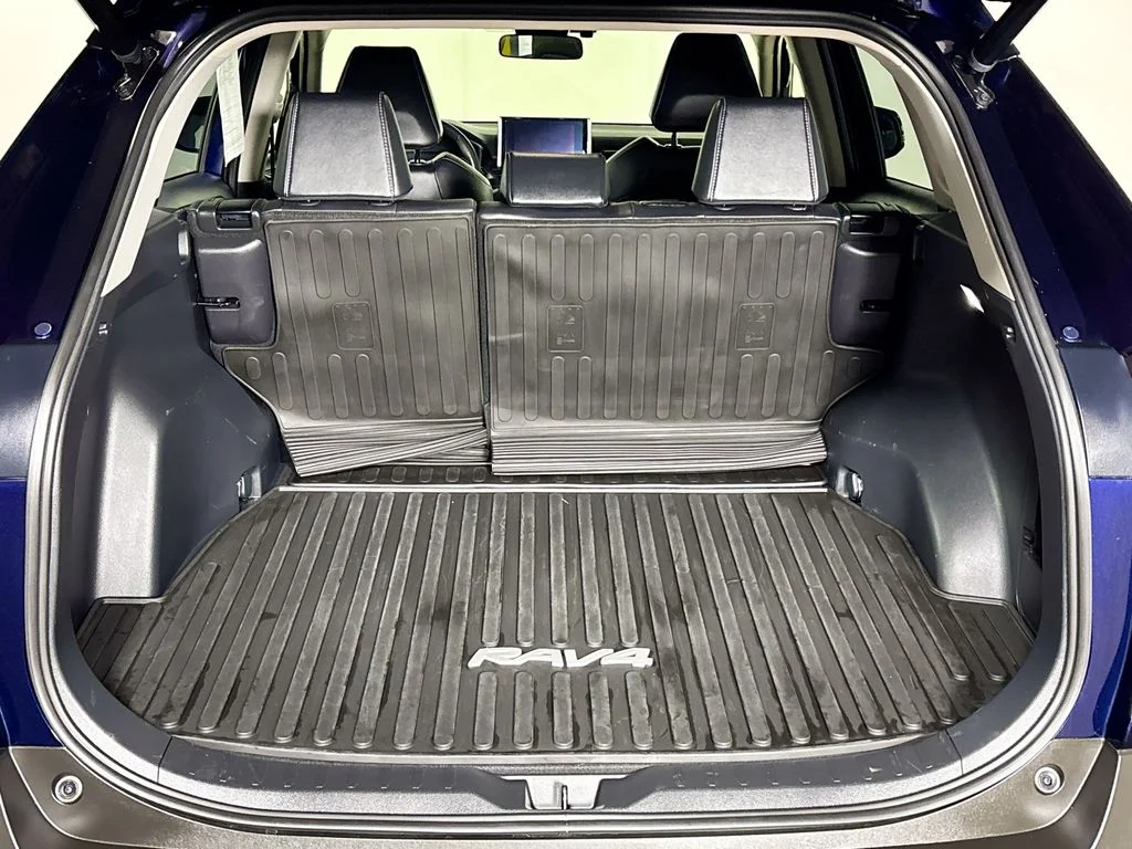 Used 2023  Toyota XLE Premium image 21