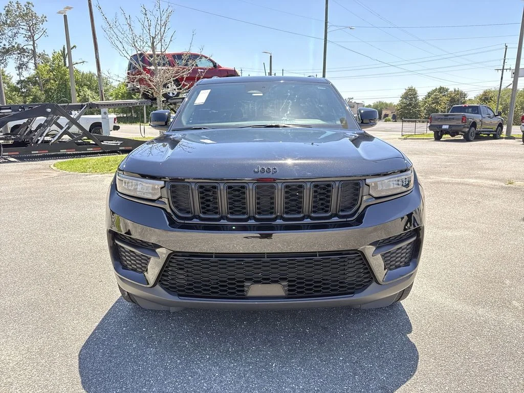 Used 2023 Diamond Black Jeep Altitude X image 9