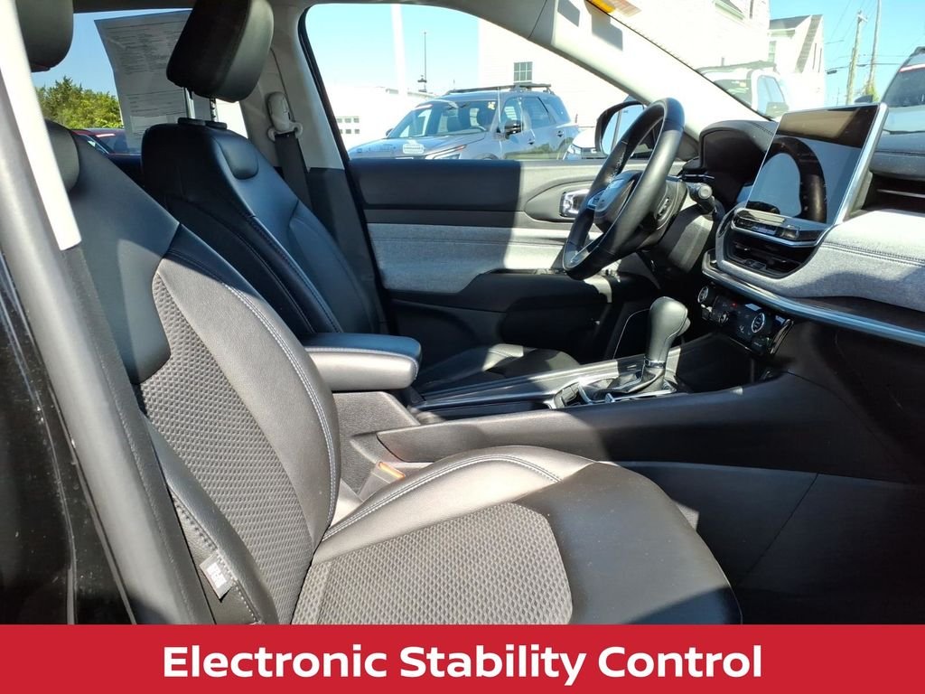 Used 2022 Diamond Black Jeep Latitude w/convenience group image 28