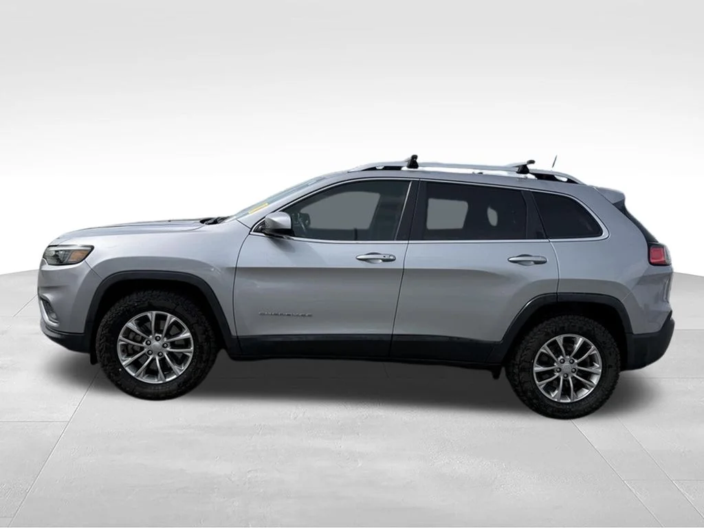 Used 2019 Silver Jeep Latitude Plus image 2