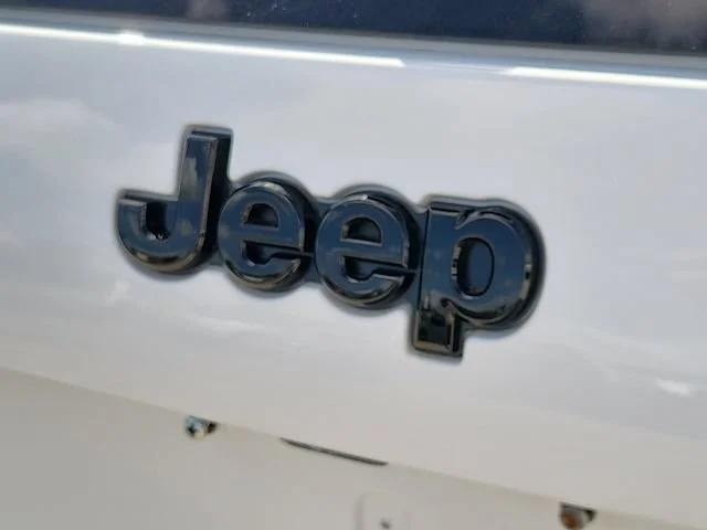 Used 2023 White Jeep Altitude Lux image 9