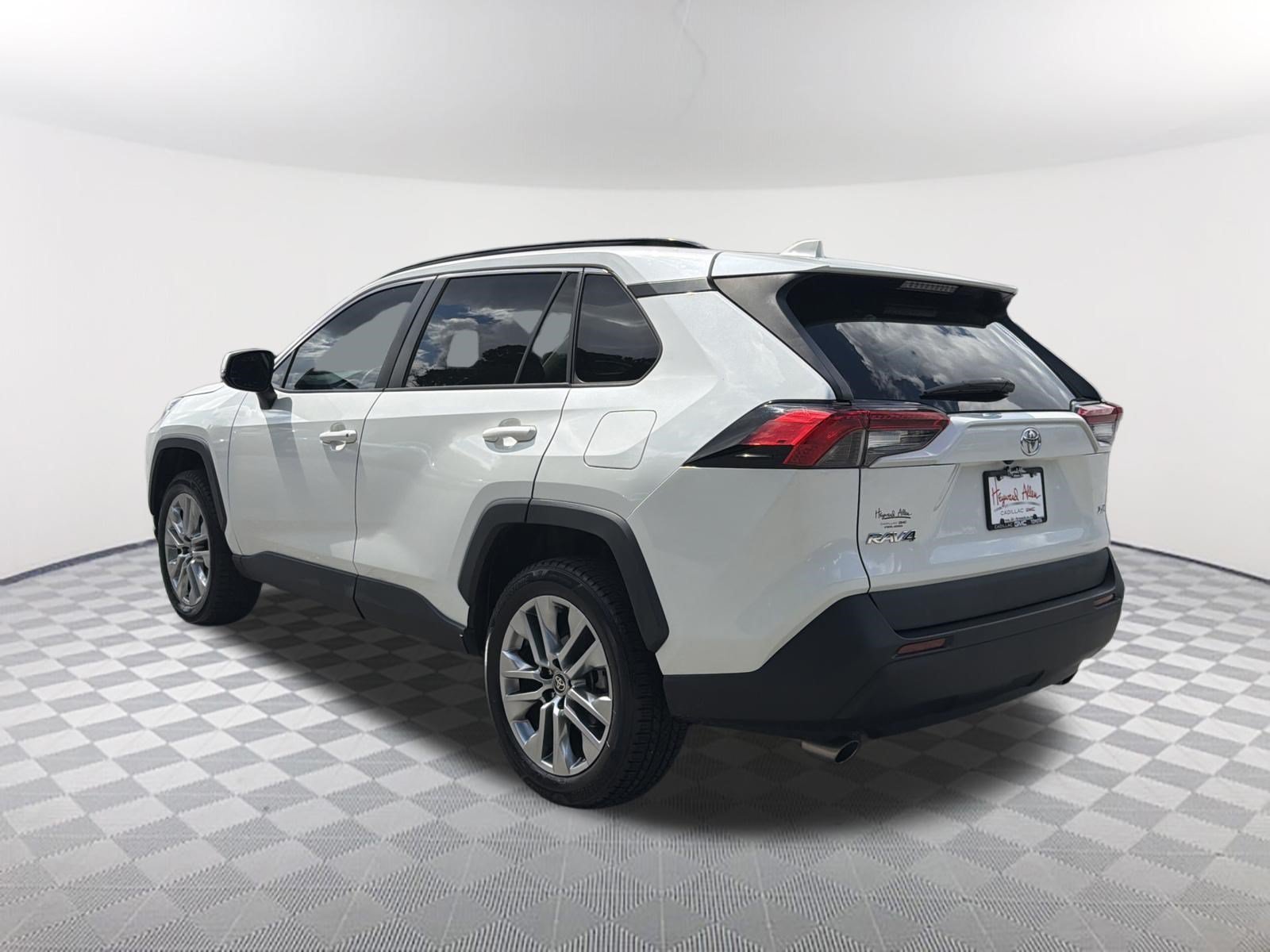 Used 2021 Blizzard Pearl Toyota XLE Premium image 8